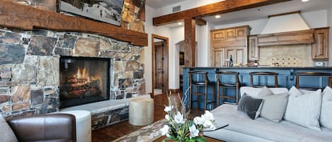 Condo, 3 phòng ngủ | Khu phòng khách | Smart TV