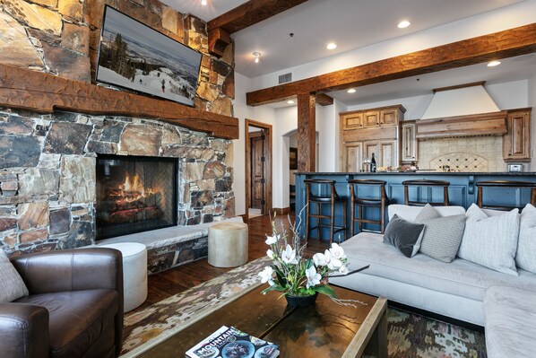 Condo, 3 Bedrooms | Living area