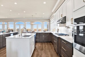 Fridge, oven, dishwasher, coffee/tea maker