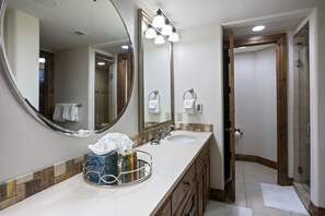 คอนโด, 3 ห้องนอน | ห้องน้ำ | ผ้าเช็ดตัว, ยาสระผม