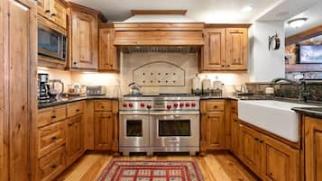 Condo, 3 Bedrooms | Private kitchen | Fridge, oven, coffee/tea maker, toaster