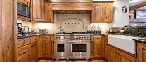 Condo, 3 Bedrooms | Private kitchen | Fridge, oven, coffee/tea maker, toaster