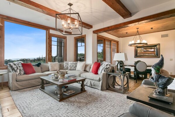 Condo, 3 habitaciones | Área de sala de estar | Smart TV 