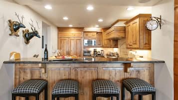 Apartamento, 3 habitaciones | Cocina privada | Frigorífico, horno, cafetera o tetera y tostadora