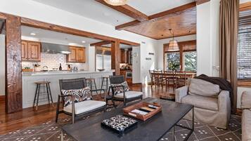 Condo, 4 quartos | Área de estar | Smart TV, serviços de streaming