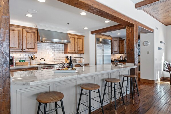 Condo, 4 Bedrooms | Private kitchen | Fridge, oven, coffee/tea maker, toaster