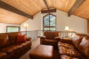 コンドミニアム 3 ベッドルーム | リビング エリア | スマートテレビ