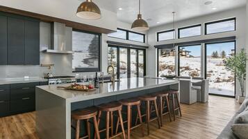 Rumah, 6 kamar tidur | Dapur pribadi | Lemari es, oven, mesin pembuat kopi/teh, dan pemanggang roti