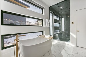 House, 6 Bedrooms | Bathroom | Towels, shampoo