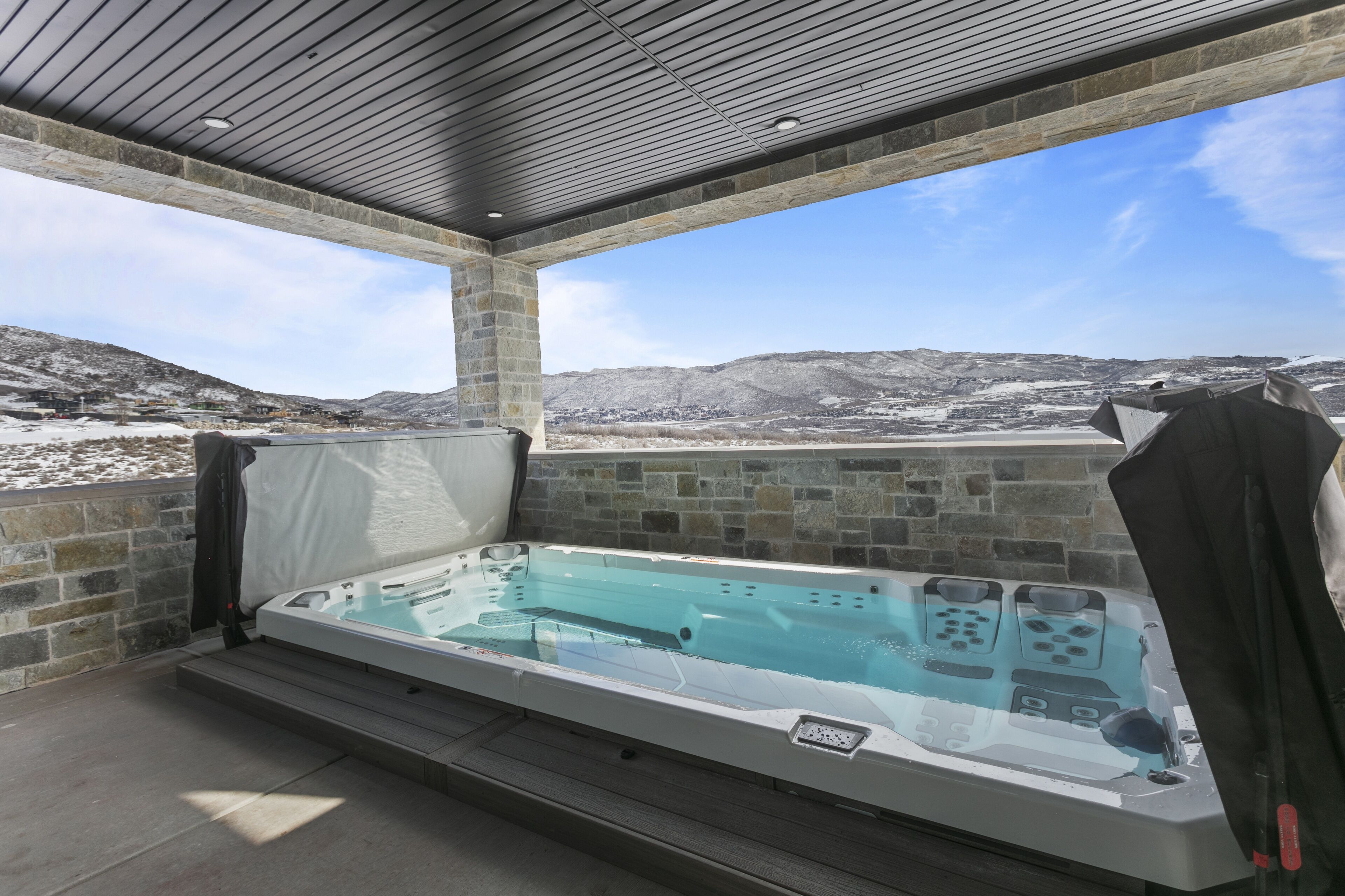 House, 5 Bedrooms | Outdoor spa tub