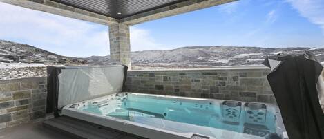 House, 5 Bedrooms | Outdoor spa tub