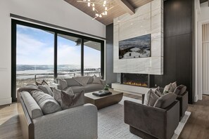 ハウス 5 ベッドルーム | リビング エリア | スマートテレビ