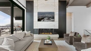 House, 5 Bedrooms | Living area | Smart TV