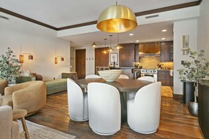 Condo, 2 Bedrooms | Tempat makan