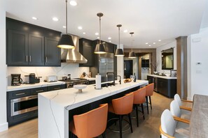 Condo, 3 Bedrooms | Private kitchen | Fridge, oven, coffee/tea maker, toaster