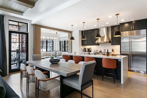 Condo, 3 chambres | Restauration