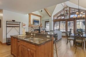 Condo, 3 Bedrooms | Interior