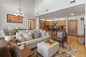 Condo, 3 Bedrooms | Living area