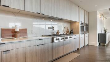 Condo, 4 quartos | Cozinha privada | Geladeira, fogão, cafeteira/chaleira, torradeira