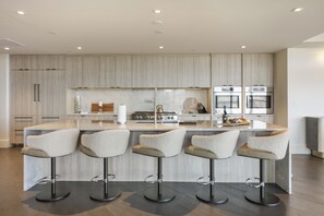 คอนโด, 4 ห้องนอน | ครัวส่วนตัว | ตู้เย็น, เตาอบ, เครื่องชงกาแฟ/ชา, เตาปิ้งขนมปัง