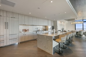 Condo, 4 quartos | Cozinha privada | Geladeira, fogão, cafeteira/chaleira, torradeira