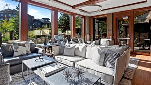 Ein geräumiges Wohnzimmer mit großem Fenster, einer Sofagarnitur und einem Couchtisch.