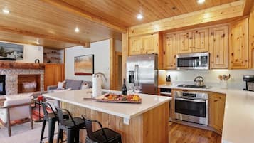 Condo, 3 phòng ngủ | Bếp riêng | Tủ lạnh, lò nướng, dụng cụ pha cà phê/trà, lò nướng bánh mì