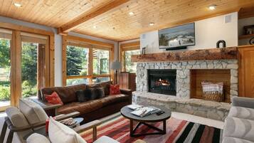 Condo, 3 phòng ngủ | Khu phòng khách | Smart TV