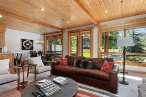 Condo, 3 chambres | Aire de séjour | Téléviseur connecté
