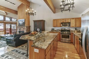 コンドミニアム 2 ベッドルーム | 専用キッチン | 冷蔵庫、コーヒー / ティーメーカー