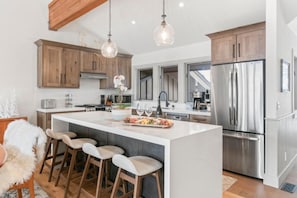 Apartment, 2 Schlafzimmer | Eigene Küche | Kühlschrank, Ofen, Wasserkocher mit Kaffee-/Teezubehör, Toaster