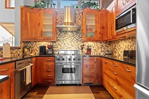 Condo, 3 Bedrooms | Private kitchen