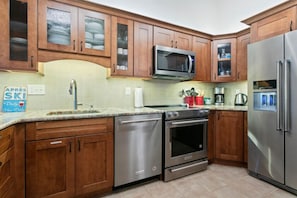 Condo, 3 Bedrooms | Private kitchen