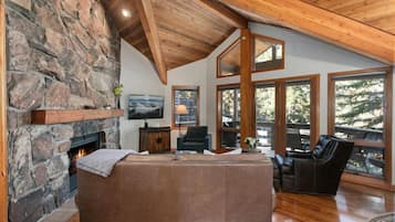 Condo, 3 Bedrooms | Living area | Smart TV