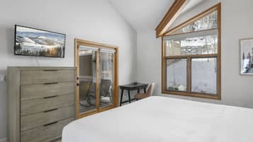 Condo, 3 Bedrooms | 3 bedrooms, iron/ironing board, free WiFi