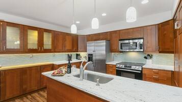 Huoneisto, 3 makuuhuonetta | Yksityinen keittiö | Jääkaappi, uuni, kahvin-/teenkeitin, leivänpaahdin