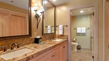 Studio | Bathroom | Towels, shampoo