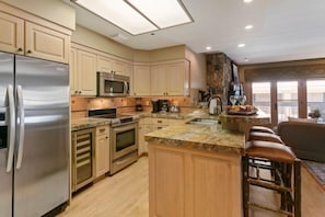 Studio | Private kitchen | Fridge, oven, coffee/tea maker, toaster