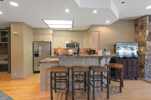 Studio | Bếp riêng | Tủ lạnh, lò nướng, dụng cụ pha cà phê/trà, lò nướng bánh mì 