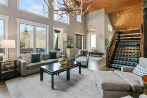 House, 5 Bedrooms | Living area | Smart TV