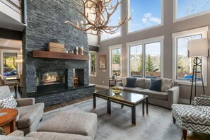 House, 5 Bedrooms | Living area