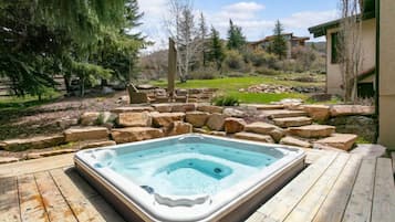 House, 5 Bedrooms | Outdoor spa tub