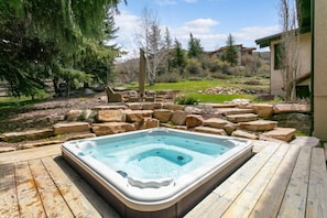 House, 5 Bedrooms | Outdoor spa tub