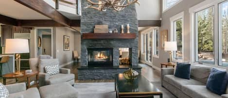 House, 5 Bedrooms | Living area | Smart TV