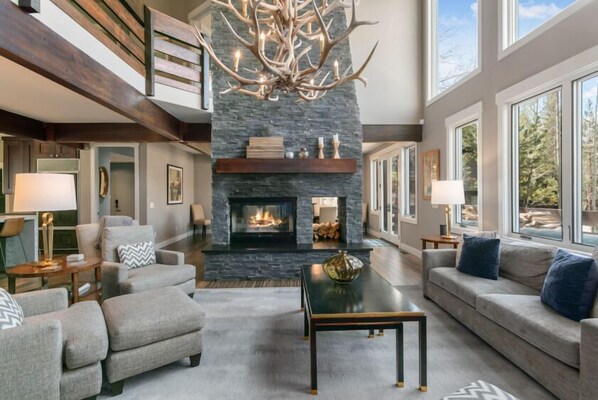 House, 5 Bedrooms | Living area