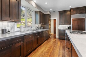 House, 5 Bedrooms | Private kitchen