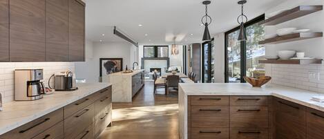 Una cocina moderna con armarios de madera, encimera de mármol y una isla central.