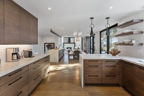 House, 4 Bedrooms | Private kitchen | Fridge, oven, coffee/tea maker, toaster