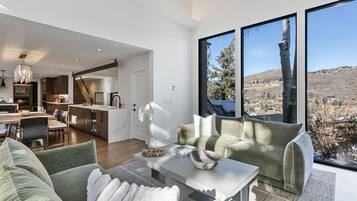 Maison, 4 chambres | Coin séjour | TV connectée