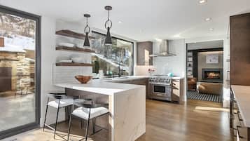 Maison, 4 chambres | Cuisine privée | Réfrigérateur, four, cafetière/bouilloire, grille-pain